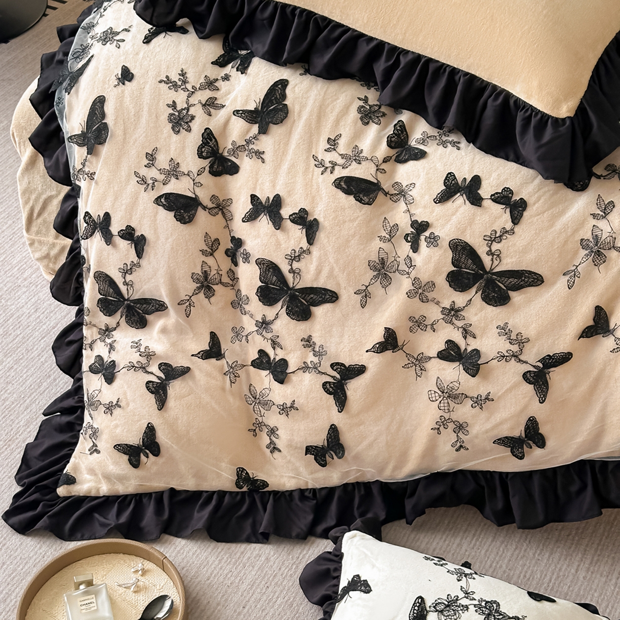 91家纺网 家纺一手货源 找家纺 凯美家居 2025新款牛奶绒立体蕾丝刺绣四件套-蝴蝶翩翩 蝴蝶翩翩-卡其