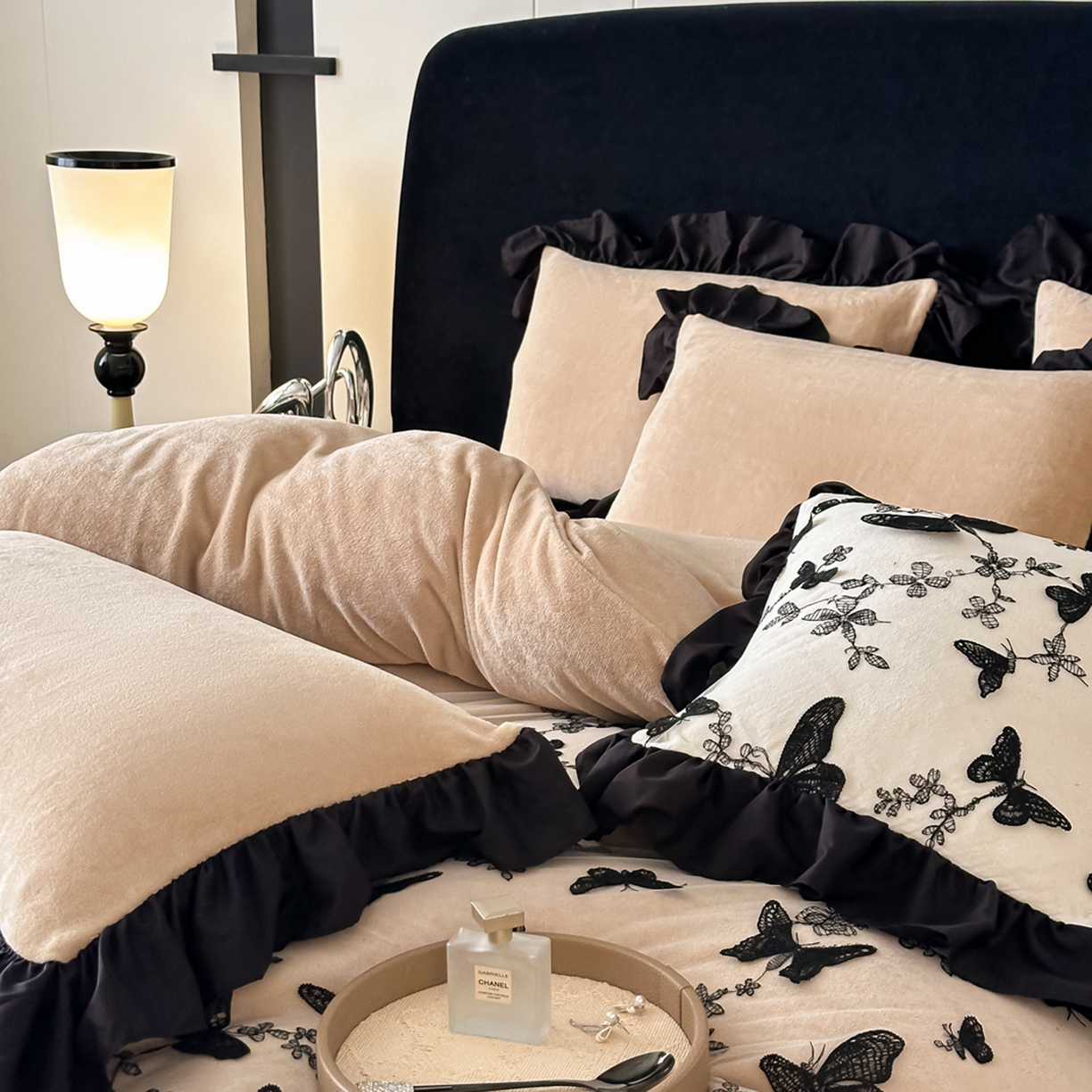 91家纺网 家纺一手货源 找家纺 凯美家居 2025新款牛奶绒立体蕾丝刺绣四件套-蝴蝶翩翩 蝴蝶翩翩-卡其