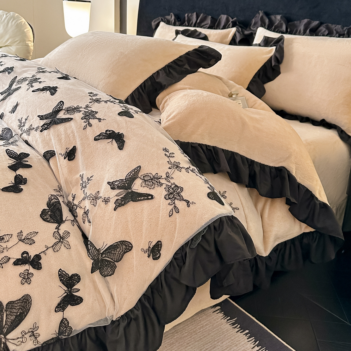 91家纺网 家纺一手货源 找家纺 凯美家居 2025新款牛奶绒立体蕾丝刺绣四件套-蝴蝶翩翩 蝴蝶翩翩-卡其