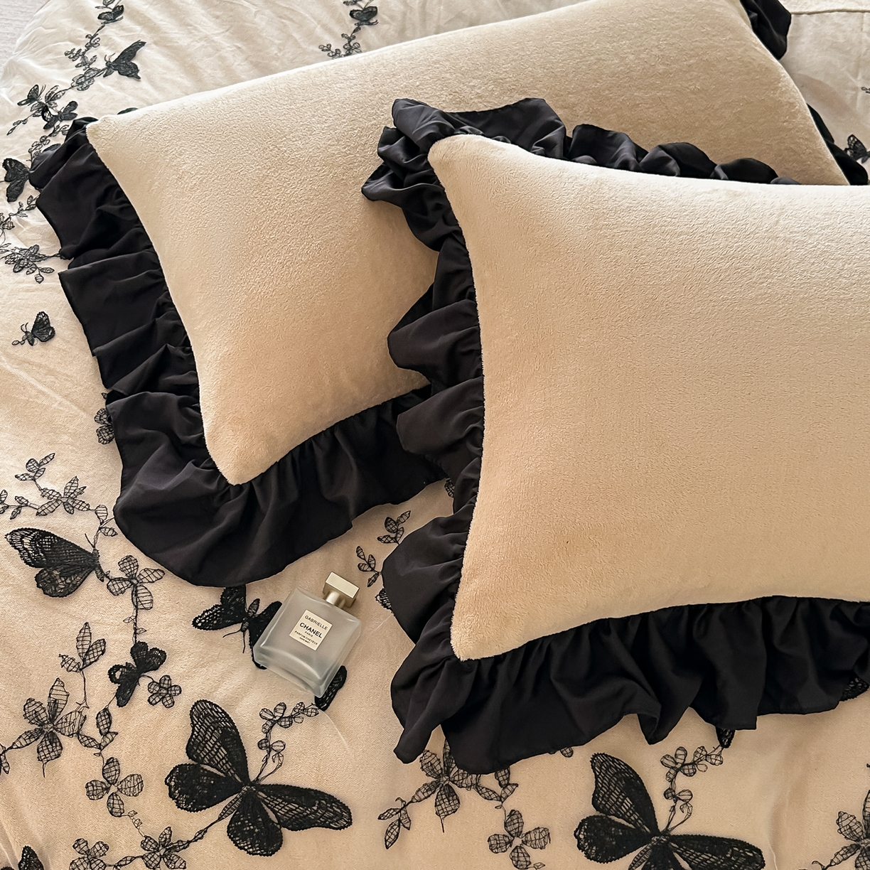 91家纺网 家纺一手货源 找家纺 凯美家居 2025新款牛奶绒立体蕾丝刺绣四件套-蝴蝶翩翩 蝴蝶翩翩-卡其