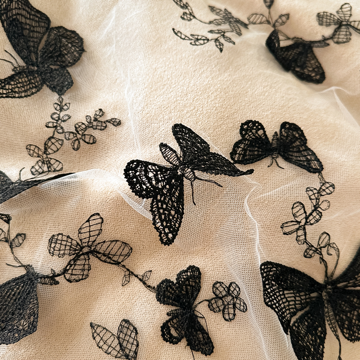 91家纺网 家纺一手货源 找家纺 凯美家居 2025新款牛奶绒立体蕾丝刺绣四件套-蝴蝶翩翩 蝴蝶翩翩-卡其