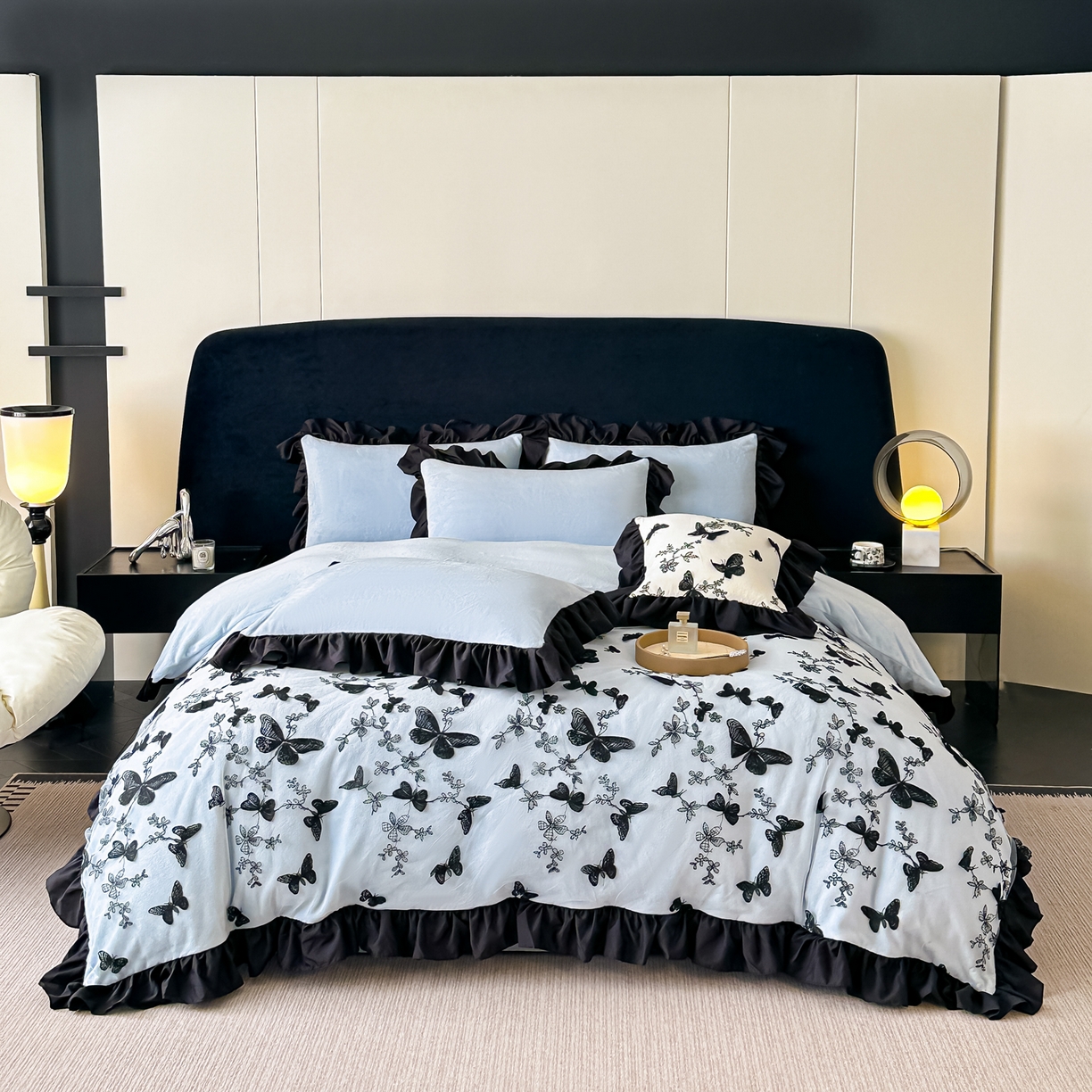 91家纺网 家纺一手货源 找家纺 凯美家居 2025新款牛奶绒立体蕾丝刺绣四件套-蝴蝶翩翩 蝴蝶翩翩-浅蓝