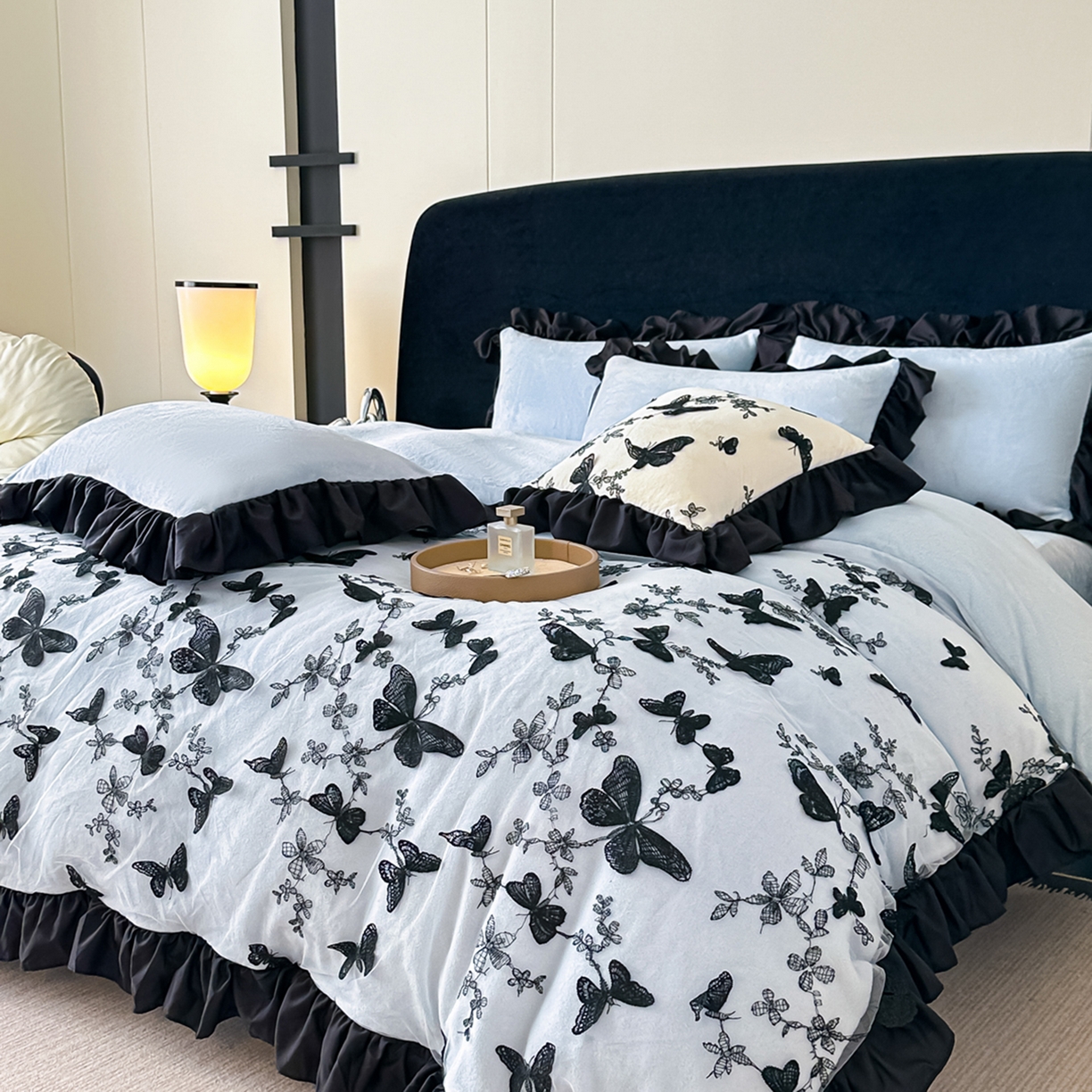 91家纺网 家纺一手货源 找家纺 凯美家居 2025新款牛奶绒立体蕾丝刺绣四件套-蝴蝶翩翩 蝴蝶翩翩-浅蓝