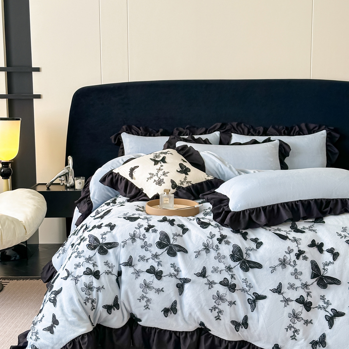 91家纺网 家纺一手货源 找家纺 凯美家居 2025新款牛奶绒立体蕾丝刺绣四件套-蝴蝶翩翩 蝴蝶翩翩-浅蓝