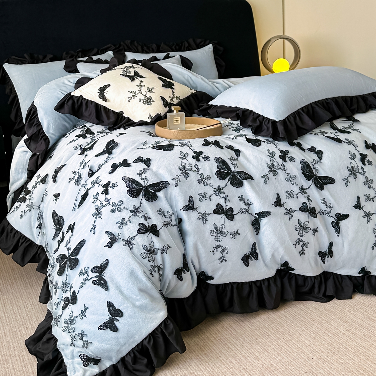 91家纺网 家纺一手货源 找家纺 凯美家居 2025新款牛奶绒立体蕾丝刺绣四件套-蝴蝶翩翩 蝴蝶翩翩-浅蓝