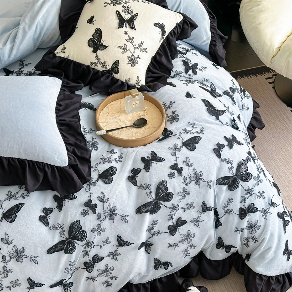 91家纺网 家纺一手货源 找家纺 凯美家居 2025新款牛奶绒立体蕾丝刺绣四件套-蝴蝶翩翩 蝴蝶翩翩-浅蓝