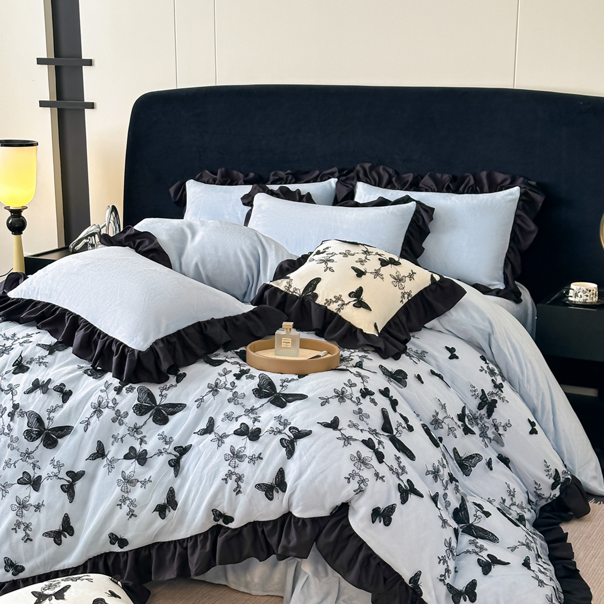 91家纺网 家纺一手货源 找家纺 凯美家居 2025新款牛奶绒立体蕾丝刺绣四件套-蝴蝶翩翩 蝴蝶翩翩-浅蓝