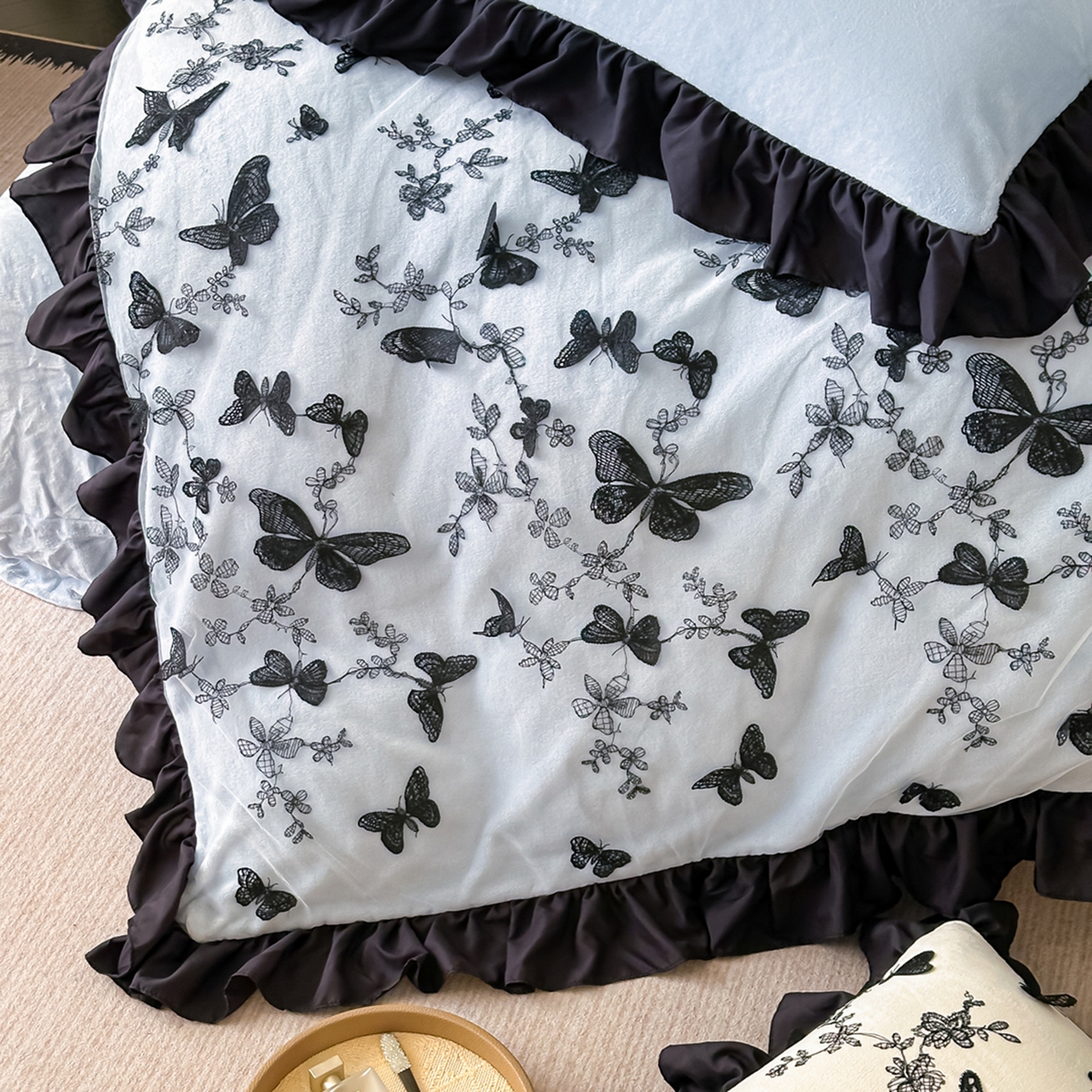 91家纺网 家纺一手货源 找家纺 凯美家居 2025新款牛奶绒立体蕾丝刺绣四件套-蝴蝶翩翩 蝴蝶翩翩-浅蓝