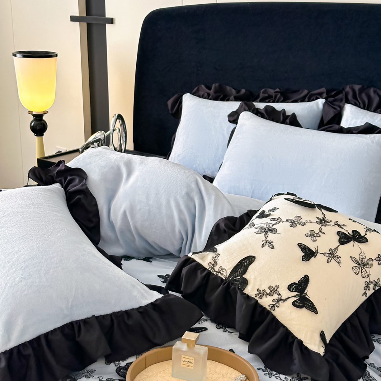 91家纺网 家纺一手货源 找家纺 凯美家居 2025新款牛奶绒立体蕾丝刺绣四件套-蝴蝶翩翩 蝴蝶翩翩-浅蓝