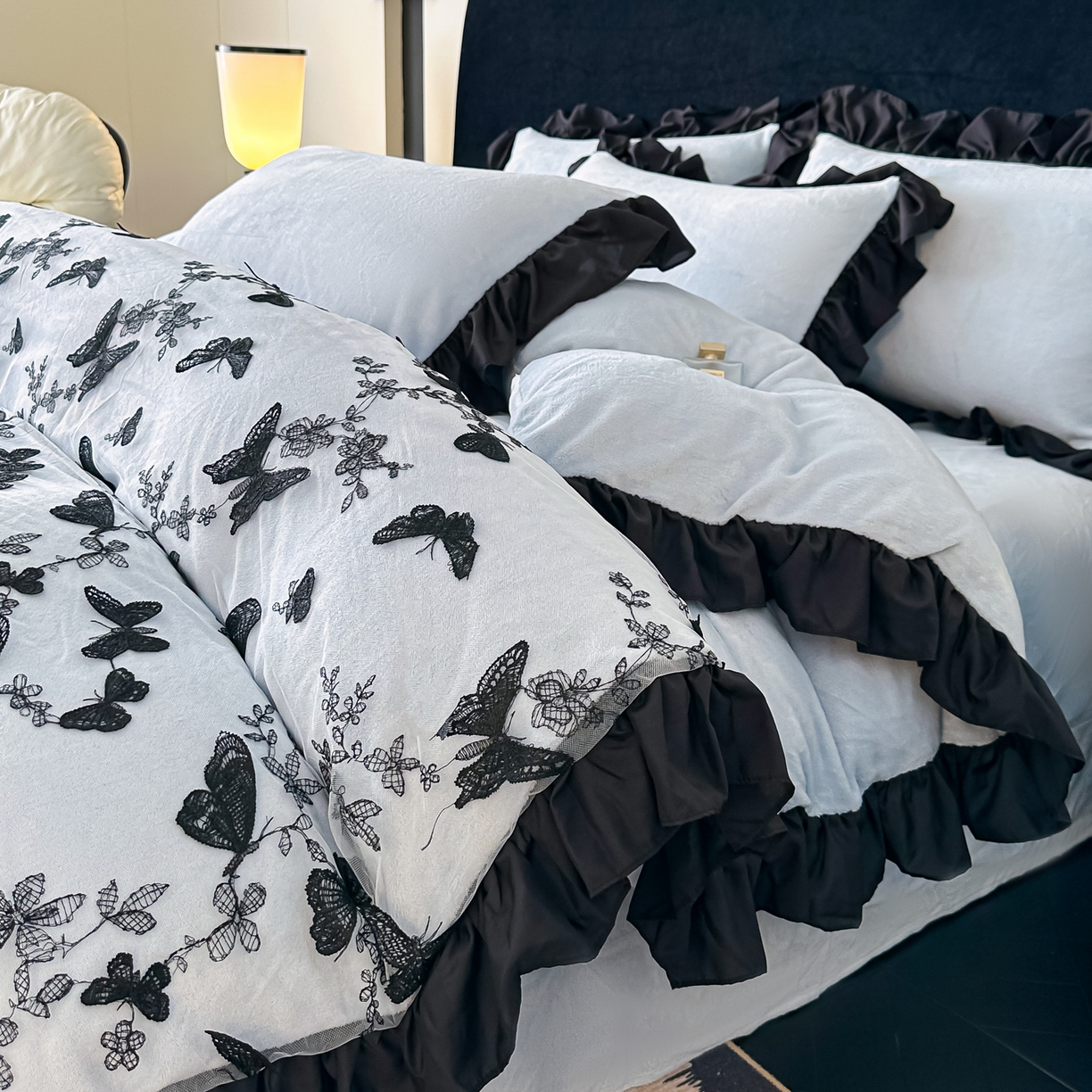 91家纺网 家纺一手货源 找家纺 凯美家居 2025新款牛奶绒立体蕾丝刺绣四件套-蝴蝶翩翩 蝴蝶翩翩-浅蓝