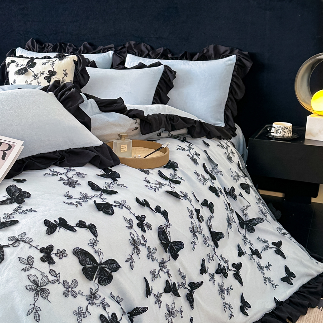 91家纺网 家纺一手货源 找家纺 凯美家居 2025新款牛奶绒立体蕾丝刺绣四件套-蝴蝶翩翩 蝴蝶翩翩-浅蓝