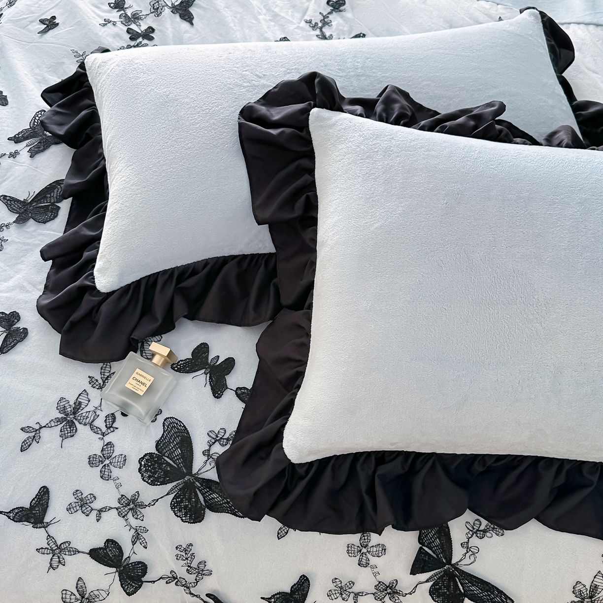 91家纺网 家纺一手货源 找家纺 凯美家居 2025新款牛奶绒立体蕾丝刺绣四件套-蝴蝶翩翩 蝴蝶翩翩-浅蓝