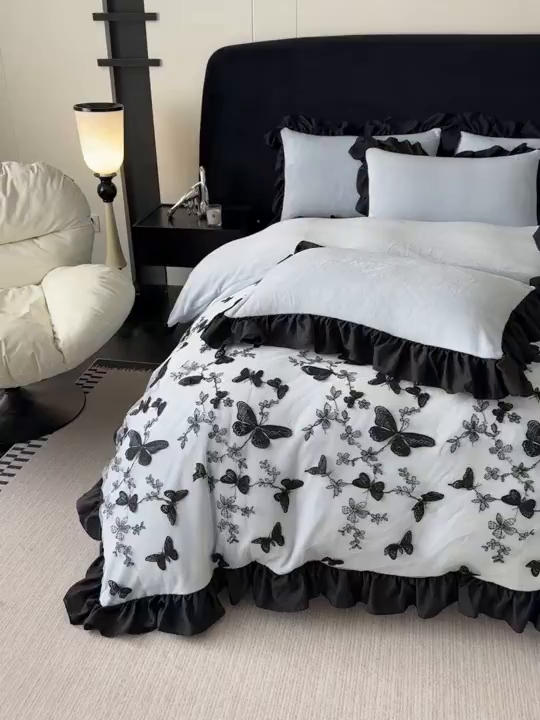 91家纺网 家纺一手货源 找家纺 凯美家居 2025新款牛奶绒立体蕾丝刺绣四件套-蝴蝶翩翩 蝴蝶翩翩-浅蓝