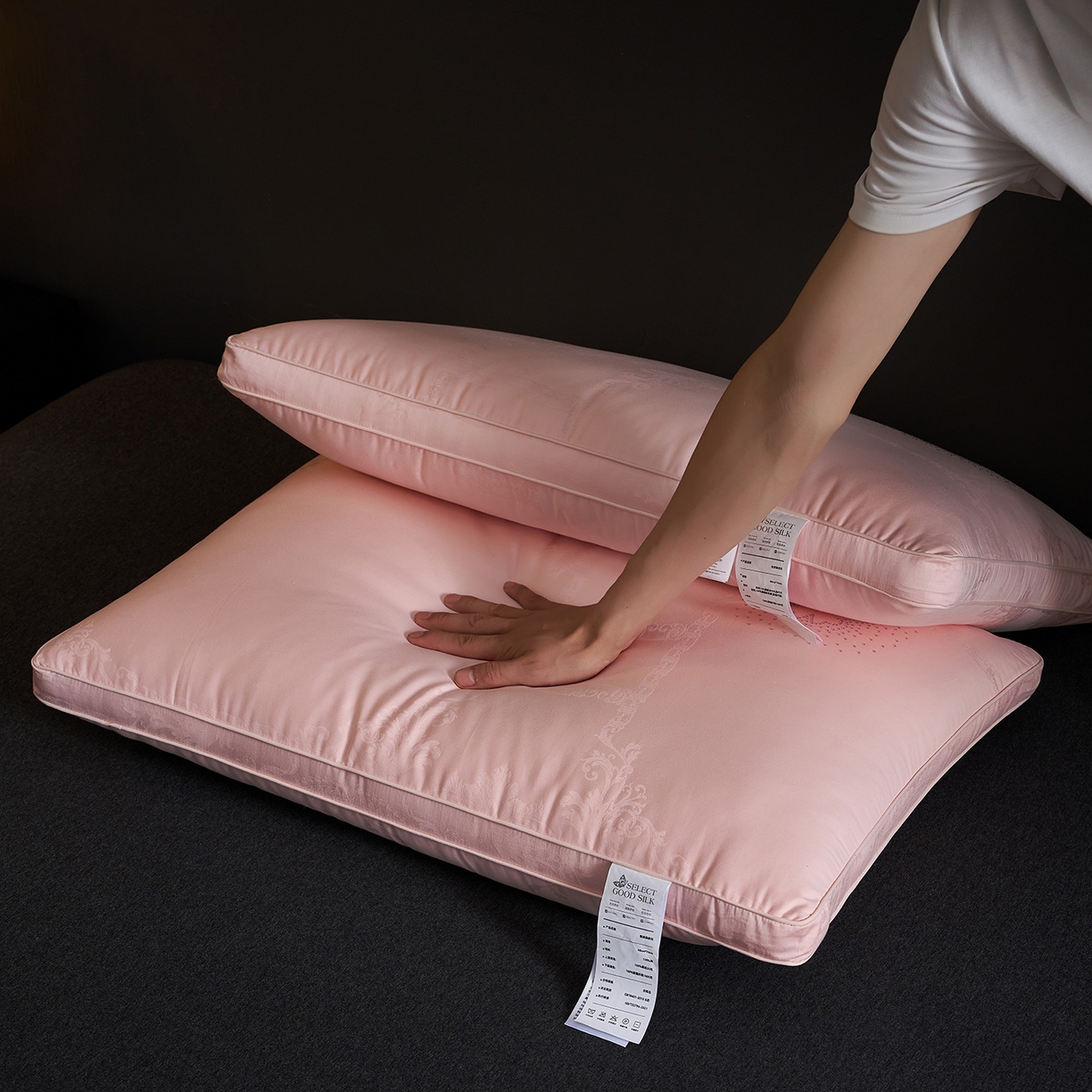 91家纺网 家纺一手货源 找家纺 乐可 2025新款蚕咝亲肤枕 蚕咝亲肤枕-粉