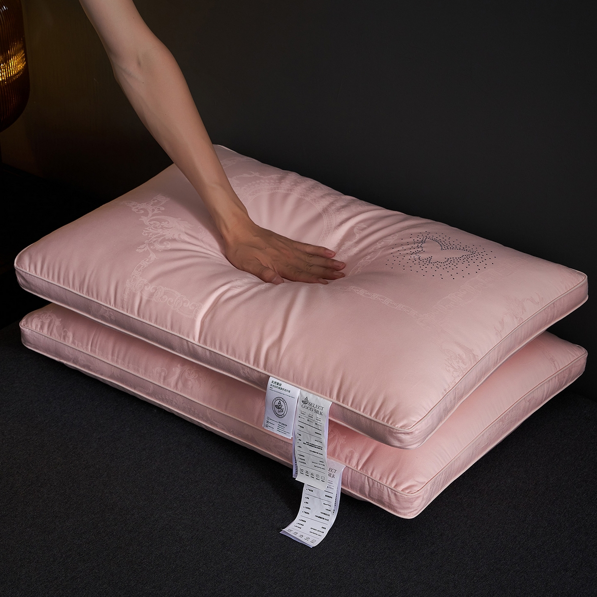 91家纺网 家纺一手货源 找家纺 乐可 2025新款蚕咝亲肤枕 蚕咝亲肤枕-粉