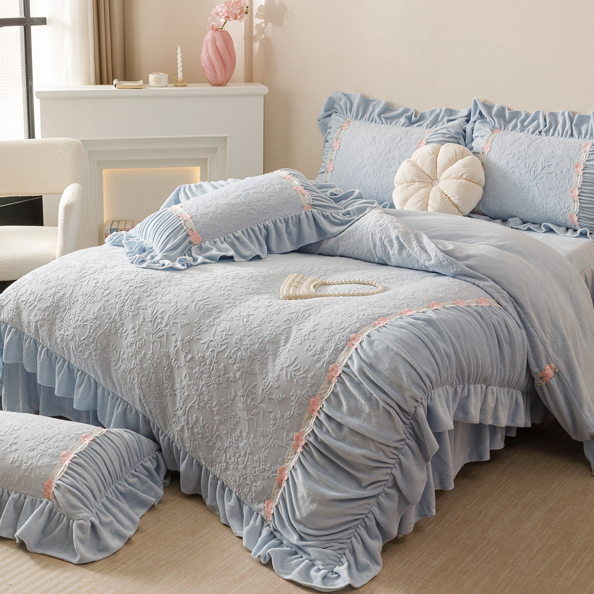 91家纺网 家纺一手货源 找家纺 （总）好儿喜家纺 2025新款雕花牛奶绒床裙款四件套—西雅图系列