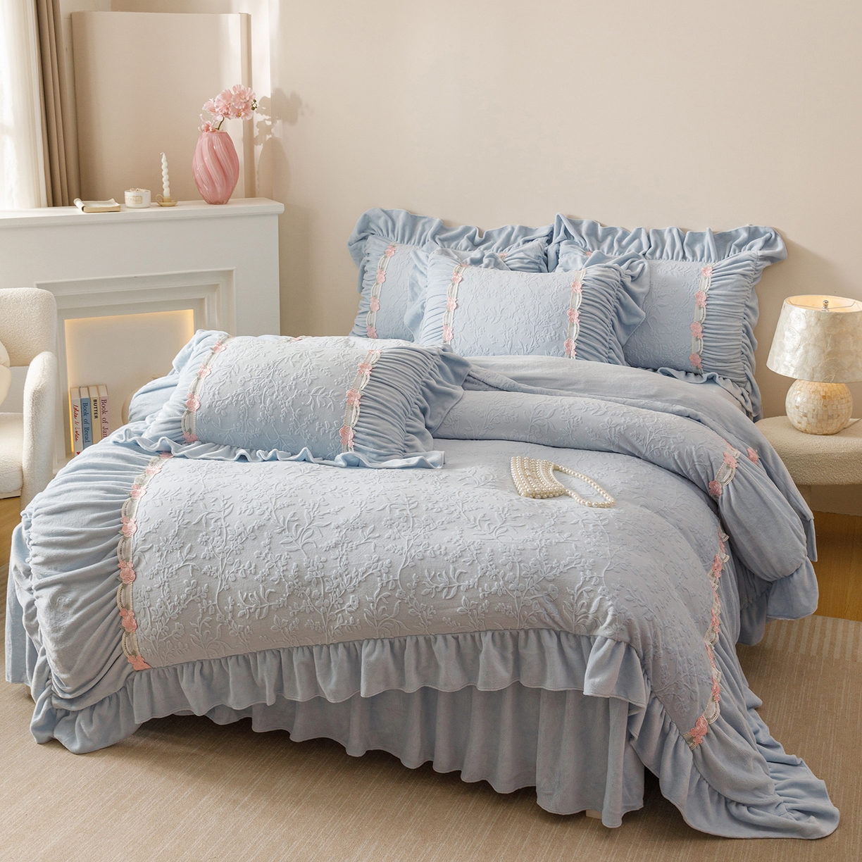 91家纺网 家纺一手货源 找家纺 （总）好儿喜家纺 2025新款雕花牛奶绒床裙款四件套—西雅图系列