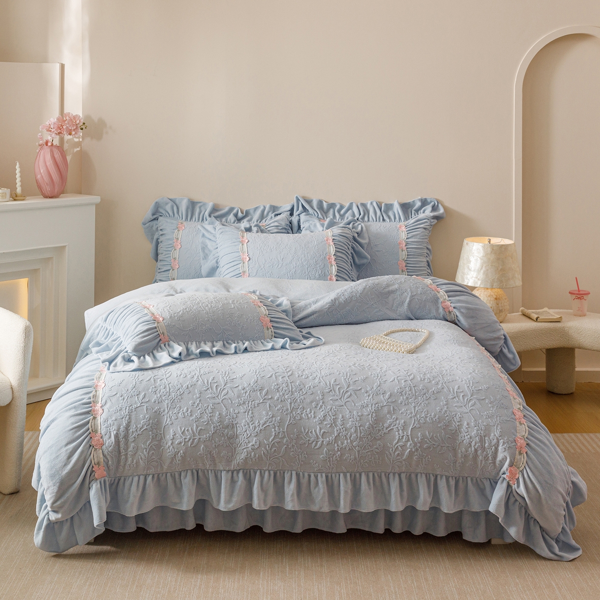 91家纺网 家纺一手货源 找家纺 （总）好儿喜家纺 2025新款雕花牛奶绒床裙款四件套—西雅图系列