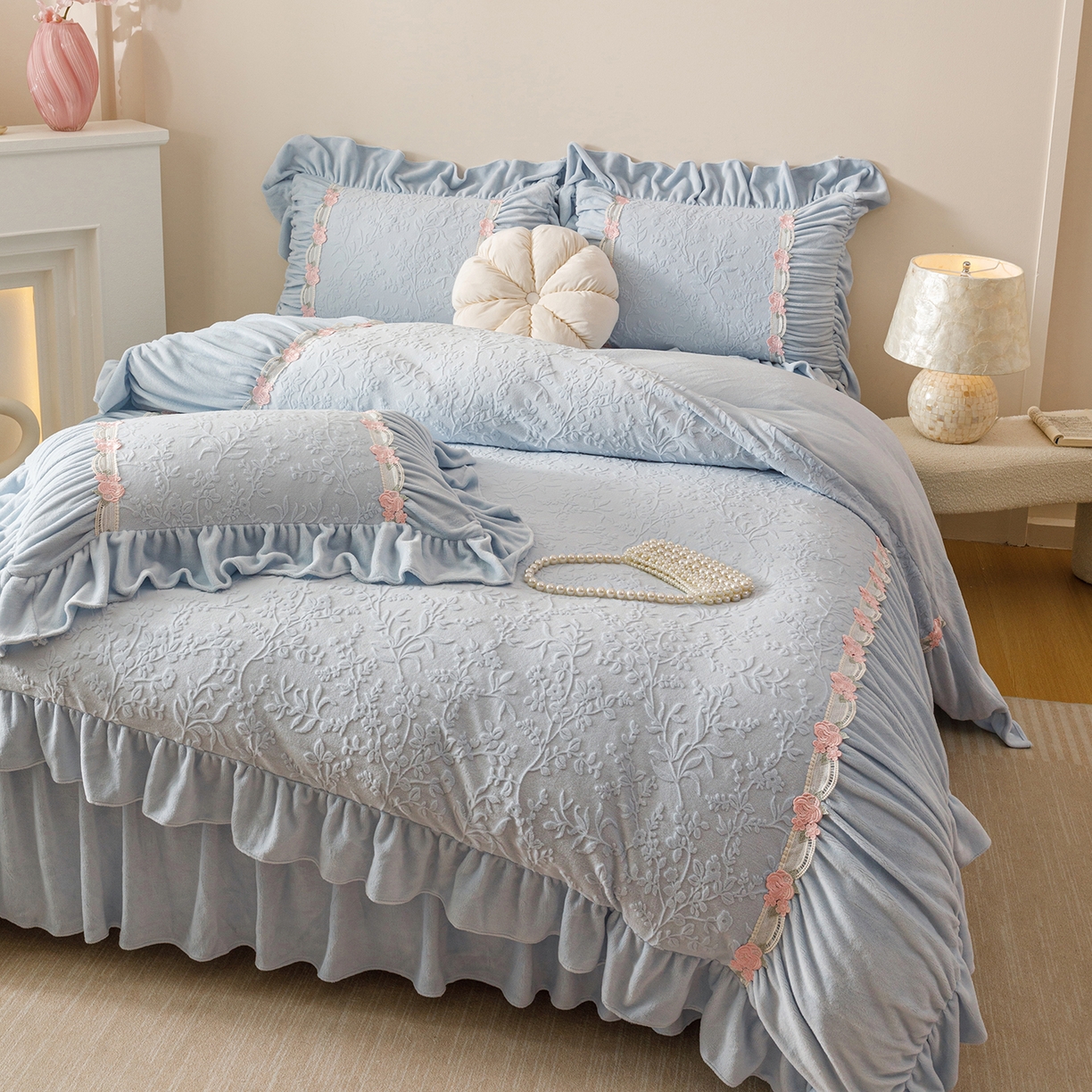 91家纺网 家纺一手货源 找家纺 （总）好儿喜家纺 2025新款雕花牛奶绒床裙款四件套—西雅图系列