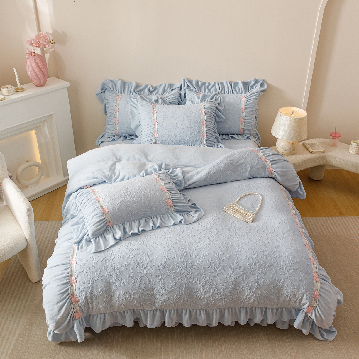 91家纺网 家纺一手货源 找家纺 （总）好儿喜家纺 2025新款雕花牛奶绒床裙款四件套—西雅图系列