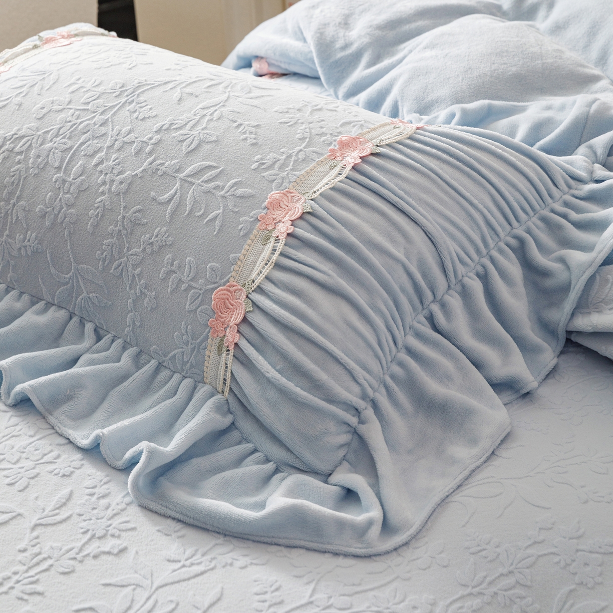 91家纺网 家纺一手货源 找家纺 （总）好儿喜家纺 2025新款雕花牛奶绒床裙款四件套—西雅图系列