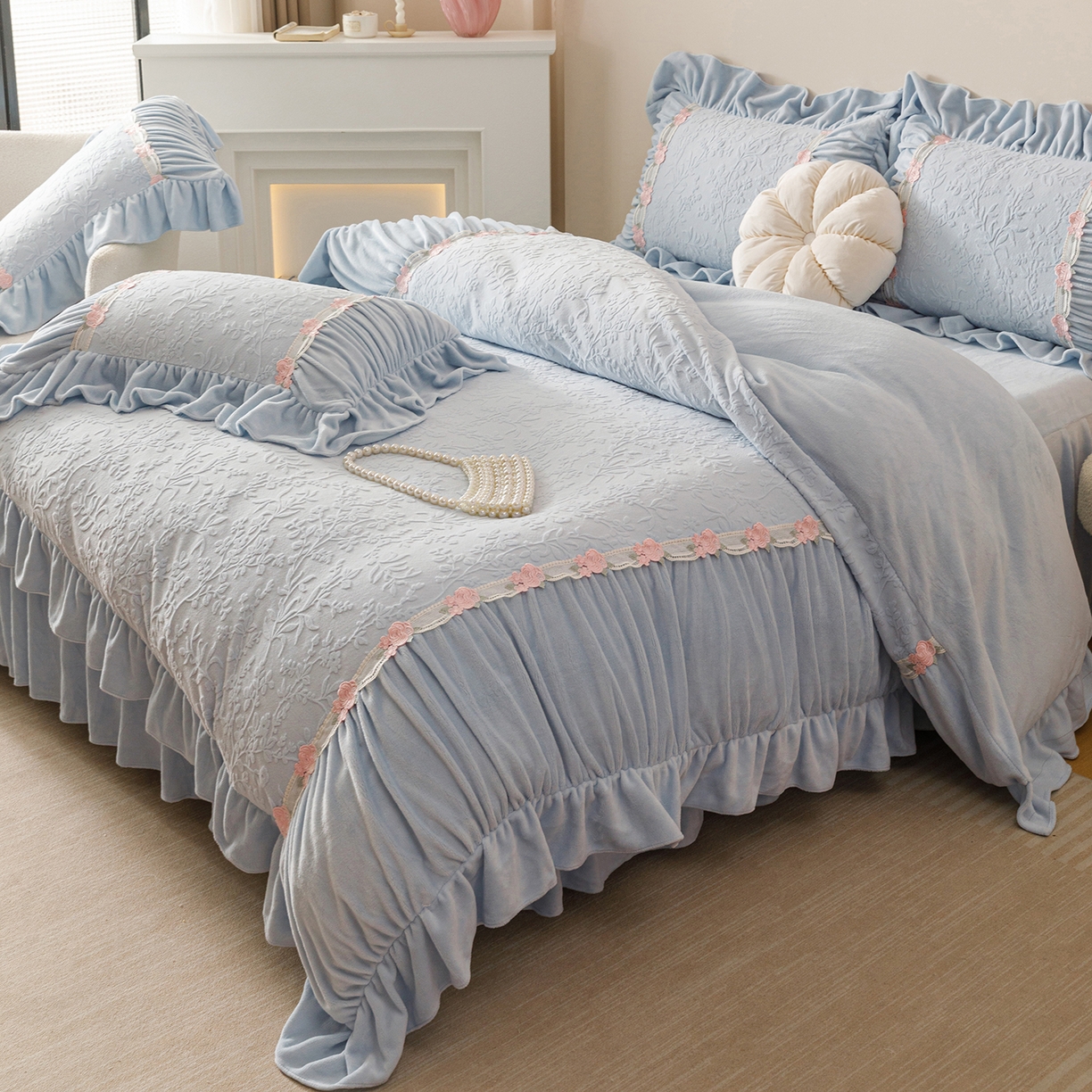 91家纺网 家纺一手货源 找家纺 （总）好儿喜家纺 2025新款雕花牛奶绒床裙款四件套—西雅图系列