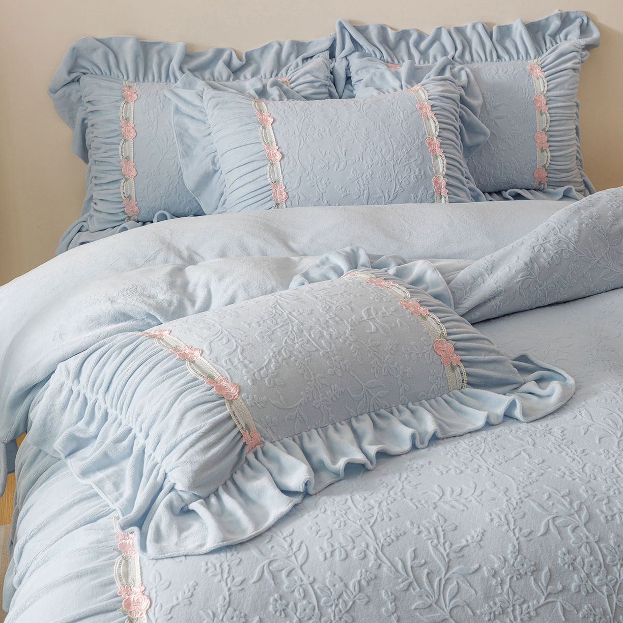 91家纺网 家纺一手货源 找家纺 （总）好儿喜家纺 2025新款雕花牛奶绒床裙款四件套—西雅图系列