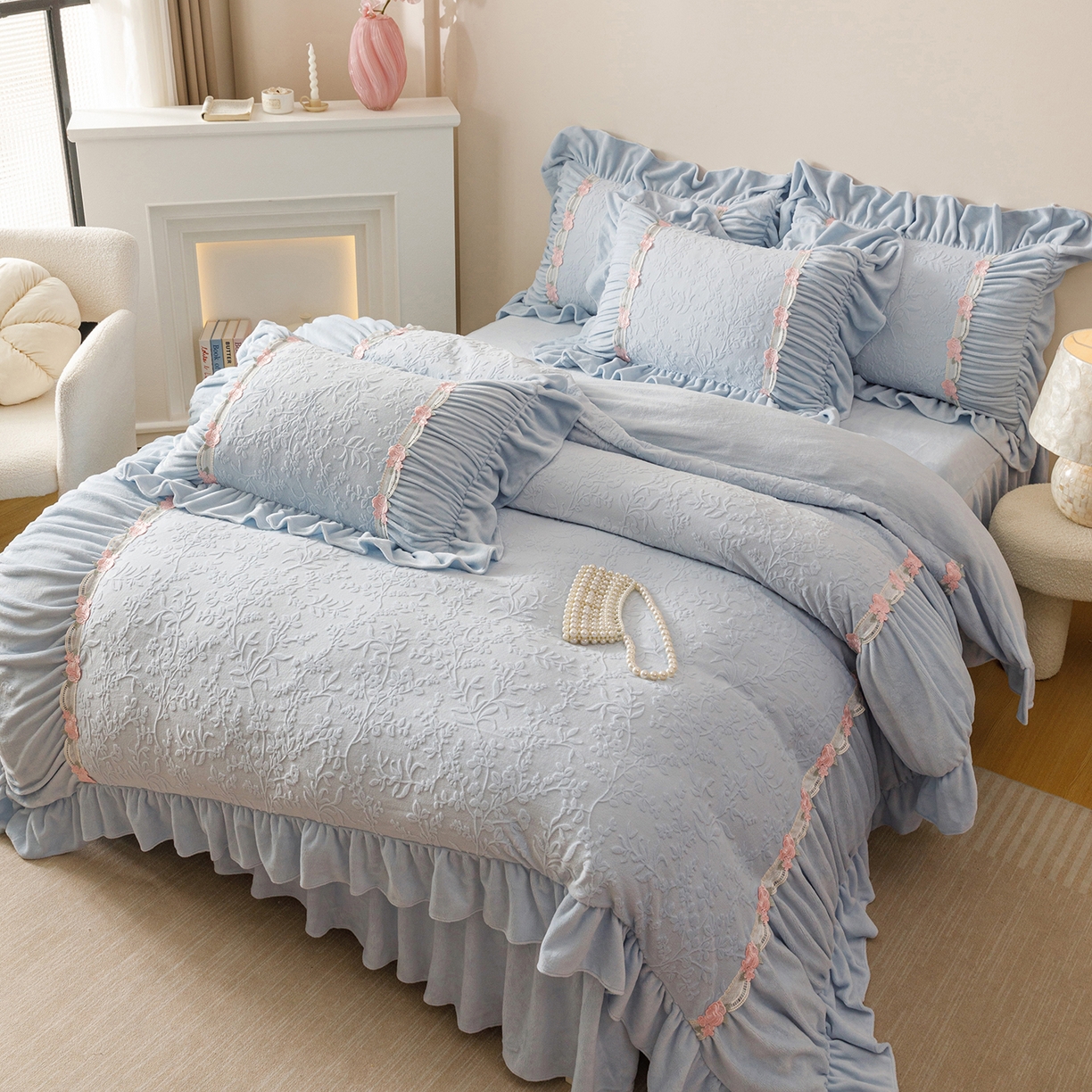 91家纺网 家纺一手货源 找家纺 （总）好儿喜家纺 2025新款雕花牛奶绒床裙款四件套—西雅图系列