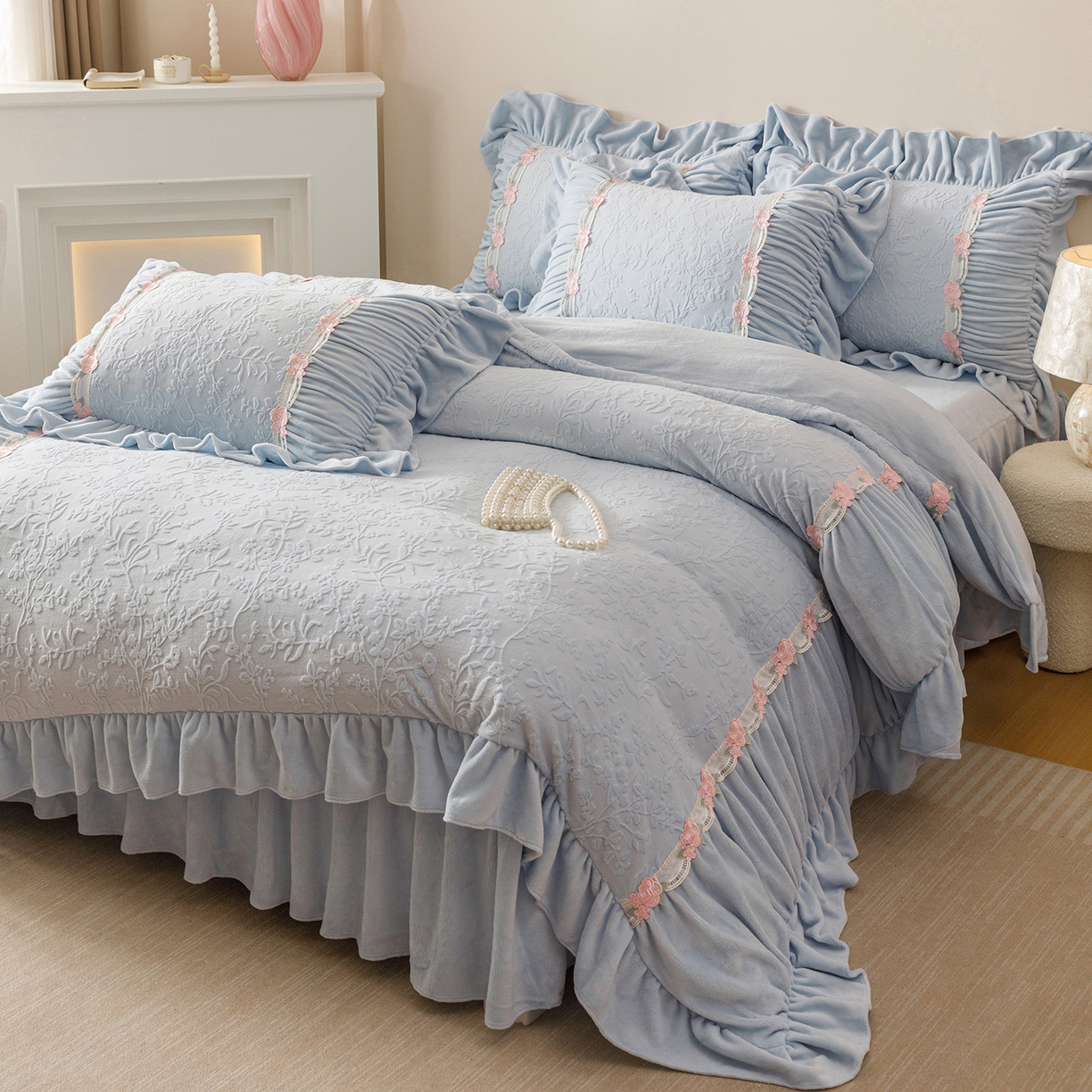 91家纺网 家纺一手货源 找家纺 （总）好儿喜家纺 2025新款雕花牛奶绒床裙款四件套—西雅图系列