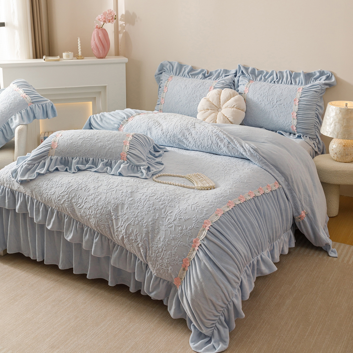 91家纺网 家纺一手货源 找家纺 （总）好儿喜家纺 2025新款雕花牛奶绒床裙款四件套—西雅图系列