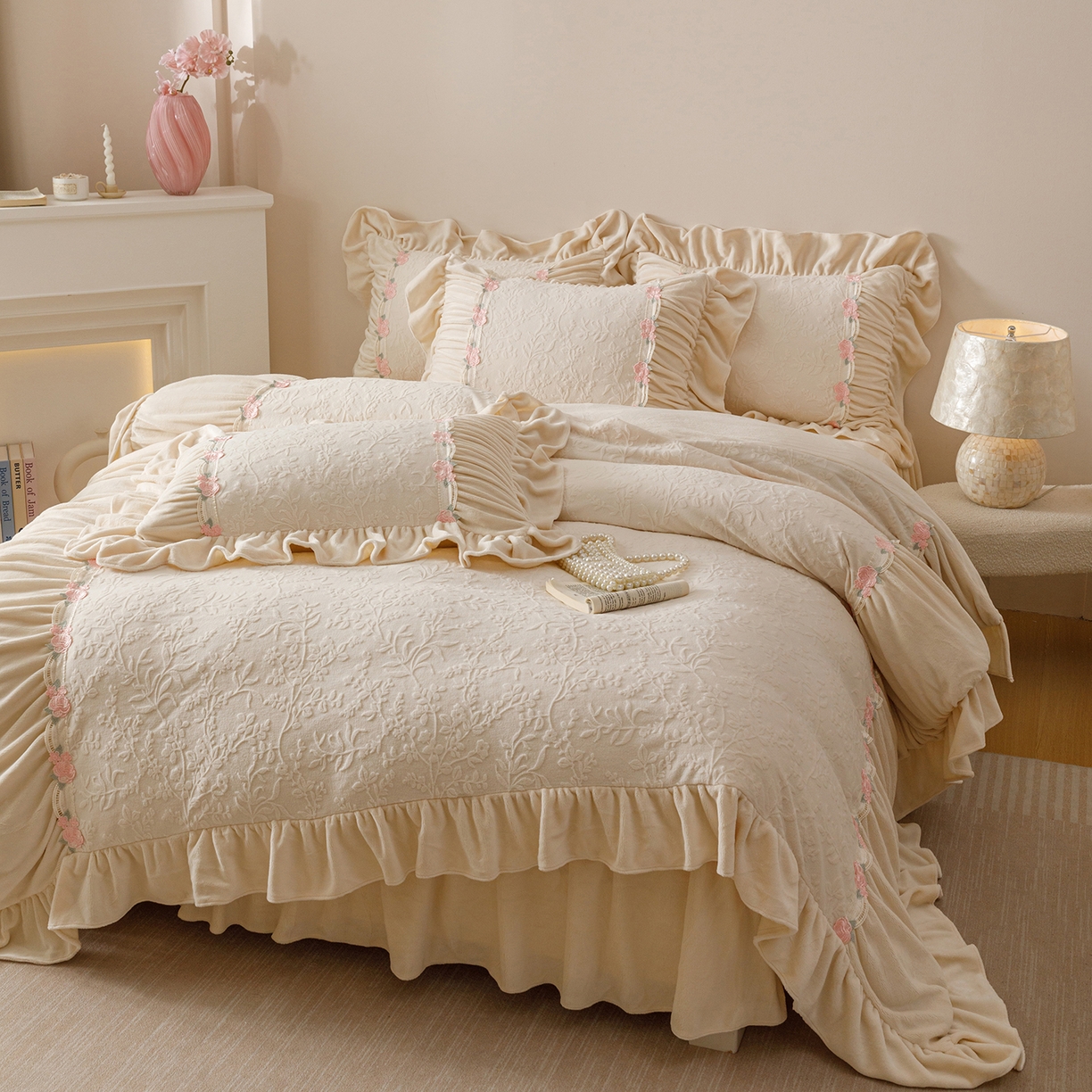 91家纺网 家纺一手货源 找家纺 （总）好儿喜家纺 2025新款雕花牛奶绒床裙款四件套—西雅图系列