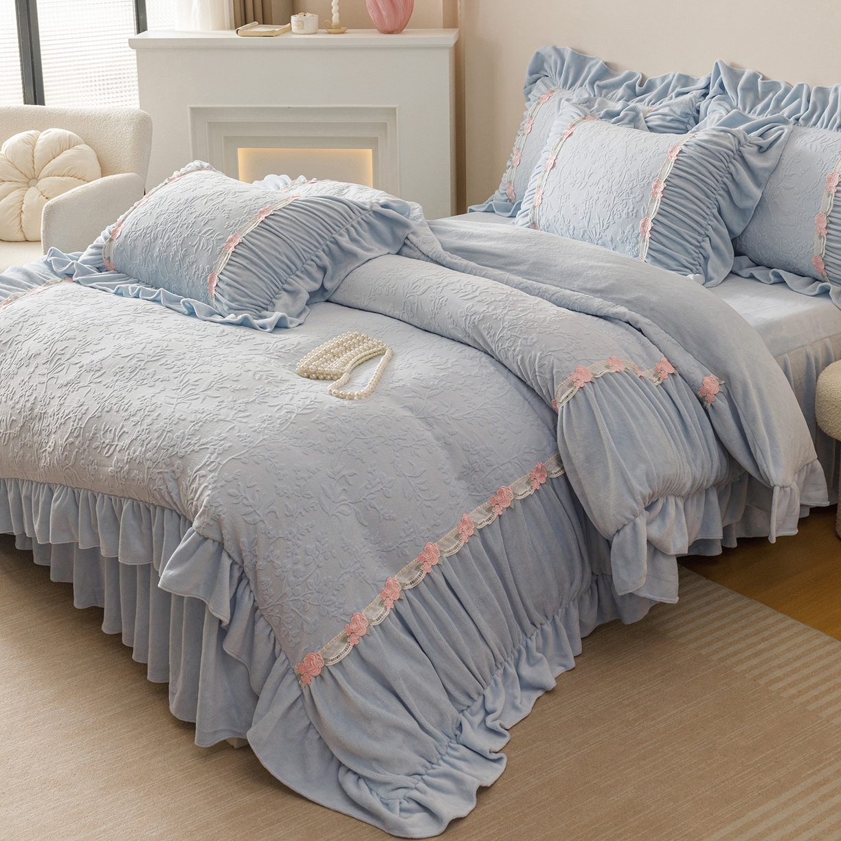 91家纺网 家纺一手货源 找家纺 （总）好儿喜家纺 2025新款雕花牛奶绒床裙款四件套—西雅图系列