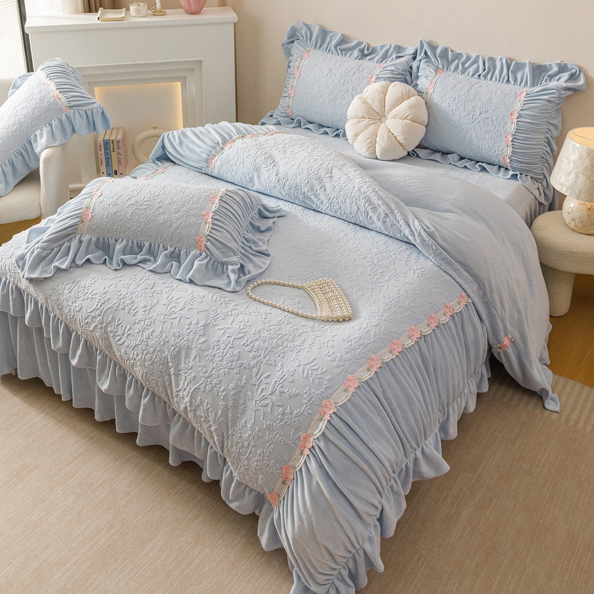 91家纺网 家纺一手货源 找家纺 （总）好儿喜家纺 2025新款雕花牛奶绒床裙款四件套—西雅图系列