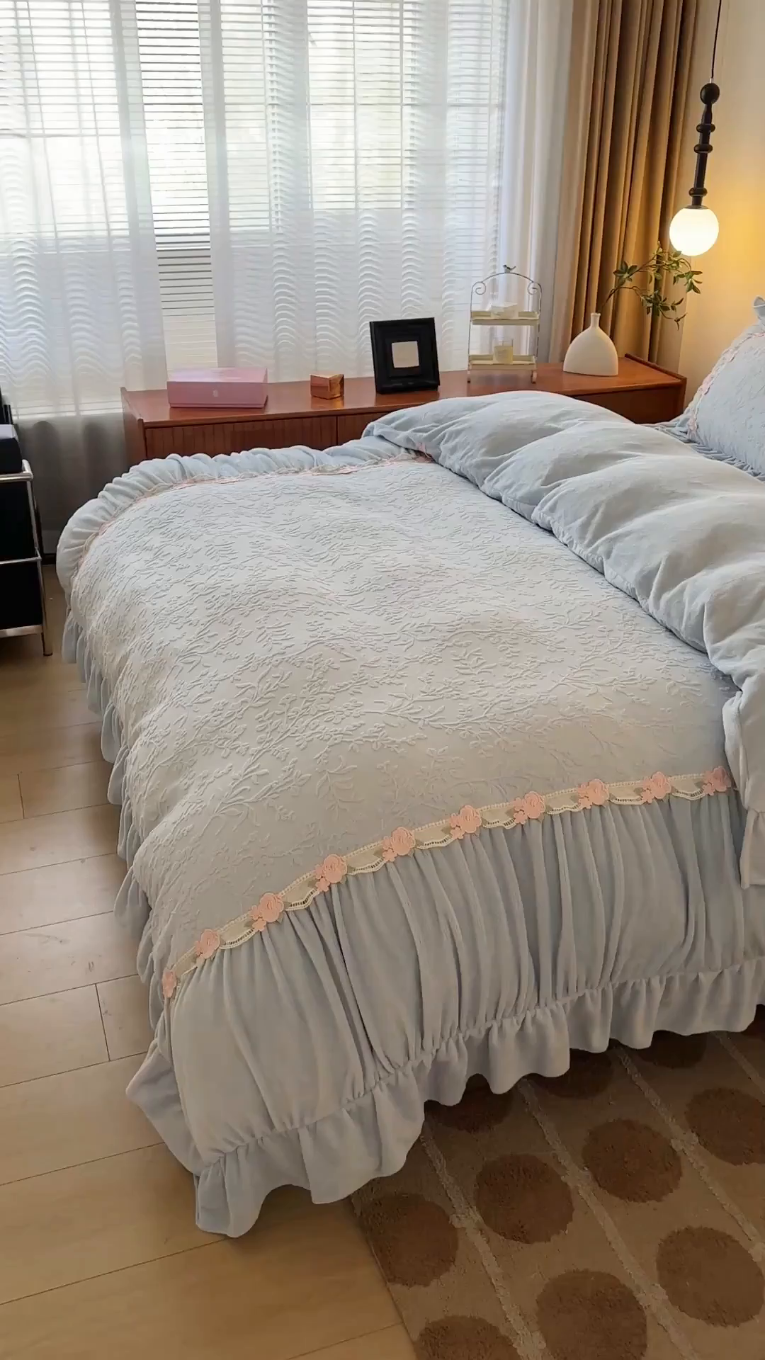 91家纺网 家纺一手货源 找家纺 （总）好儿喜家纺 2025新款雕花牛奶绒床裙款四件套—西雅图系列