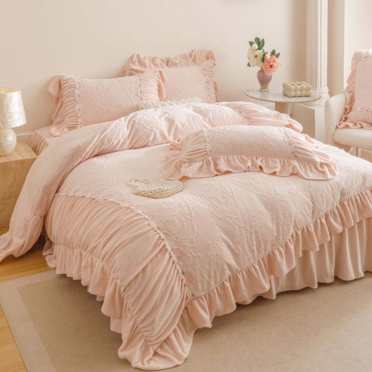 91家纺网 家纺一手货源 找家纺 （总）好儿喜家纺 2025新款雕花牛奶绒床裙款四件套—歌莉娅系列