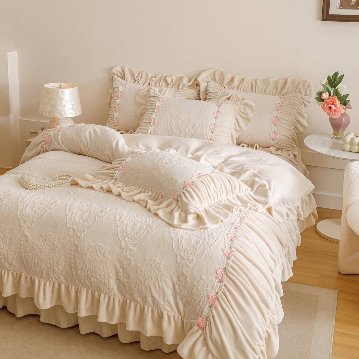 91家纺网 家纺一手货源 找家纺 （总）好儿喜家纺 2025新款雕花牛奶绒床裙款四件套—歌莉娅系列