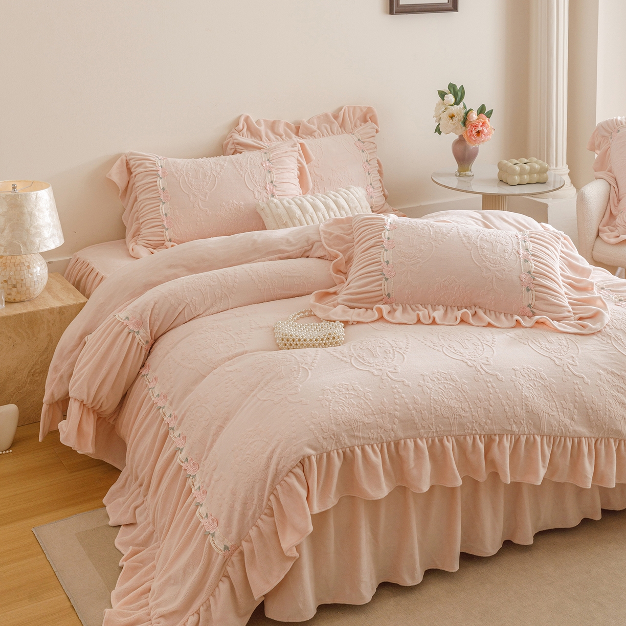 91家纺网 家纺一手货源 找家纺 （总）好儿喜家纺 2025新款雕花牛奶绒床裙款四件套—歌莉娅系列