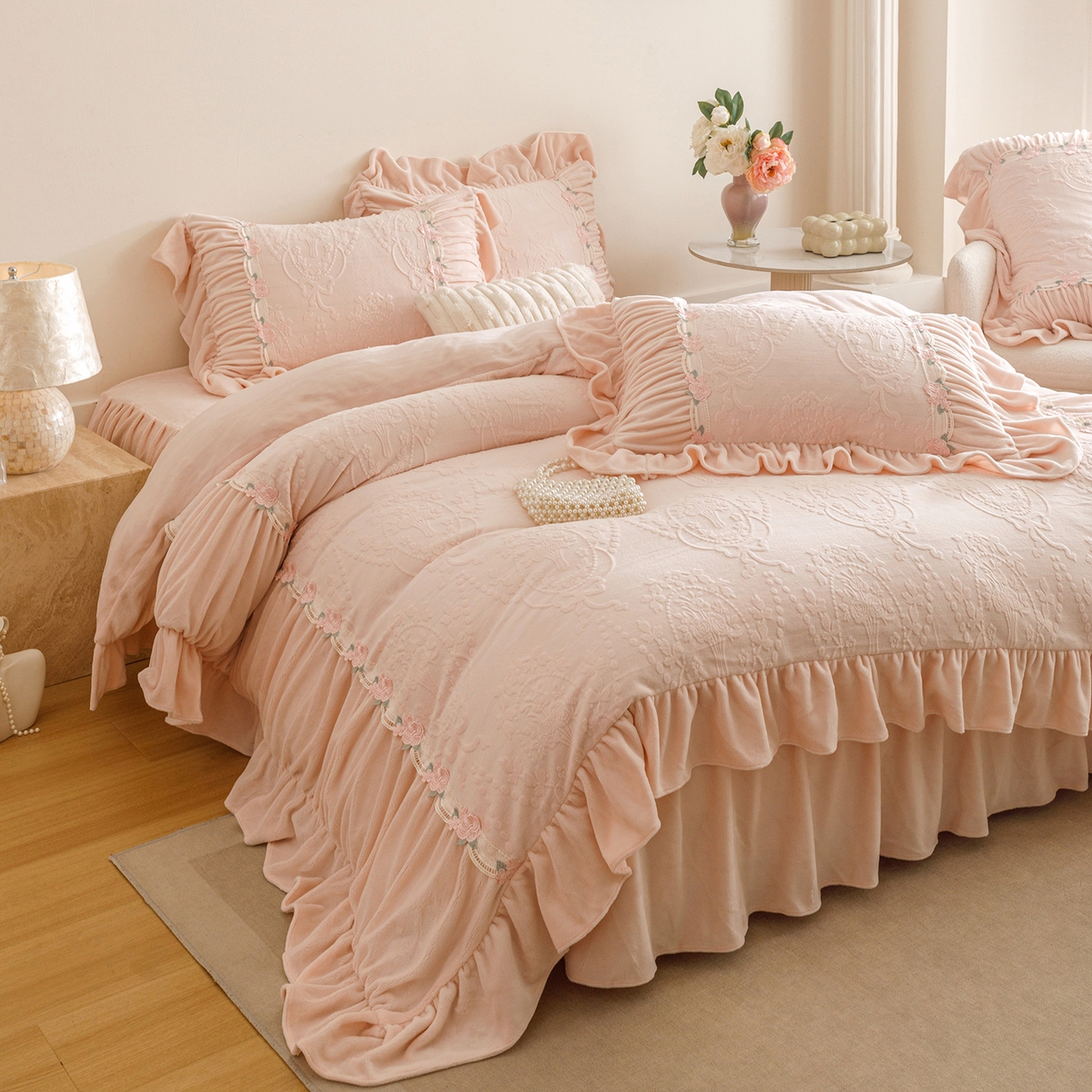 91家纺网 家纺一手货源 找家纺 （总）好儿喜家纺 2025新款雕花牛奶绒床裙款四件套—歌莉娅系列