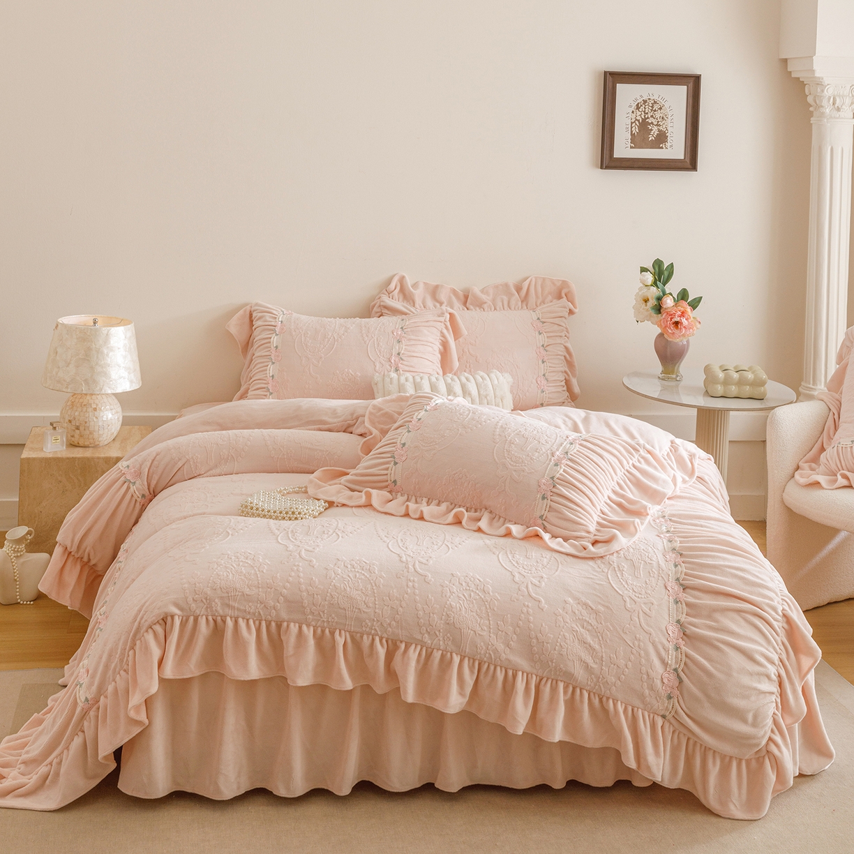 91家纺网 家纺一手货源 找家纺 （总）好儿喜家纺 2025新款雕花牛奶绒床裙款四件套—歌莉娅系列