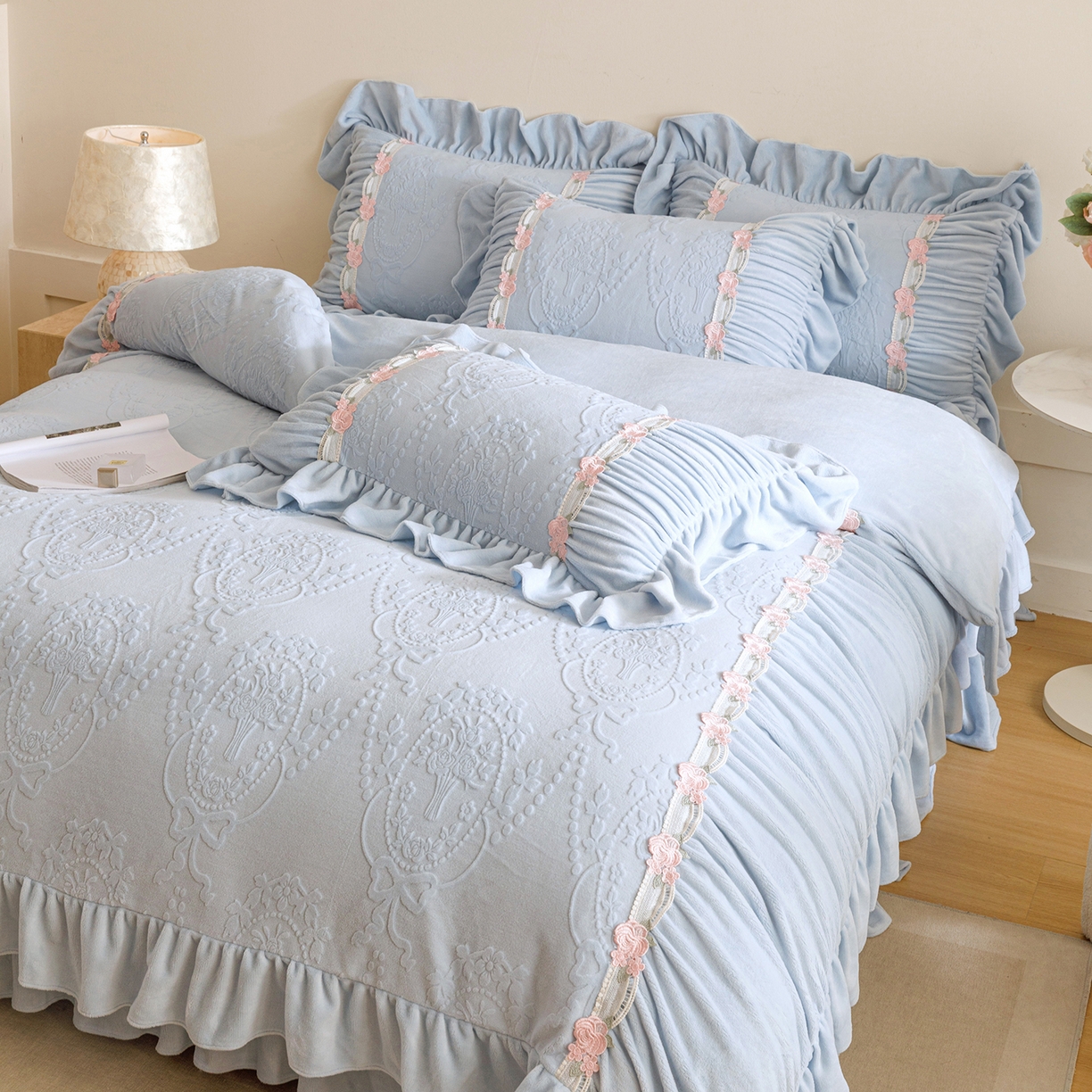 91家纺网 家纺一手货源 找家纺 （总）好儿喜家纺 2025新款雕花牛奶绒床裙款四件套—歌莉娅系列