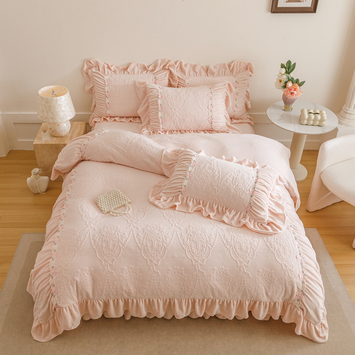 91家纺网 家纺一手货源 找家纺 （总）好儿喜家纺 2025新款雕花牛奶绒床裙款四件套—歌莉娅系列