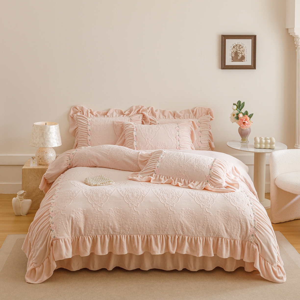 91家纺网 家纺一手货源 找家纺 （总）好儿喜家纺 2025新款雕花牛奶绒床裙款四件套—歌莉娅系列