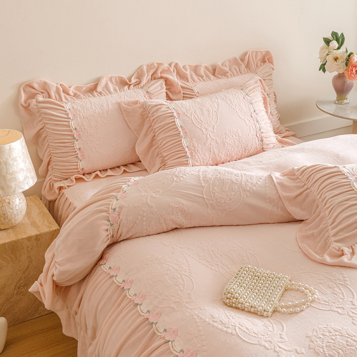 91家纺网 家纺一手货源 找家纺 （总）好儿喜家纺 2025新款雕花牛奶绒床裙款四件套—歌莉娅系列