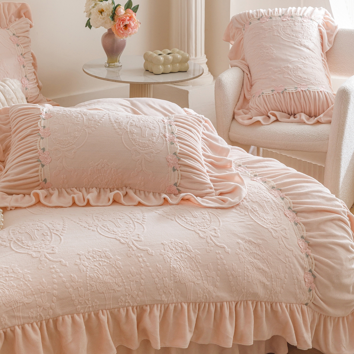 91家纺网 家纺一手货源 找家纺 （总）好儿喜家纺 2025新款雕花牛奶绒床裙款四件套—歌莉娅系列