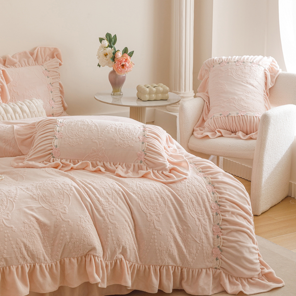 91家纺网 家纺一手货源 找家纺 （总）好儿喜家纺 2025新款雕花牛奶绒床裙款四件套—歌莉娅系列