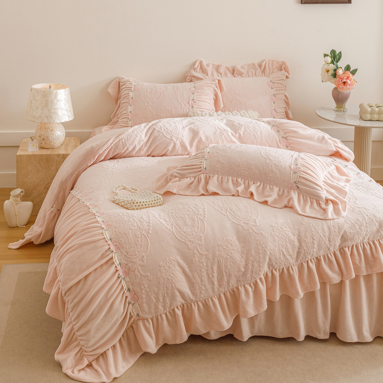 91家纺网 家纺一手货源 找家纺 （总）好儿喜家纺 2025新款雕花牛奶绒床裙款四件套—歌莉娅系列