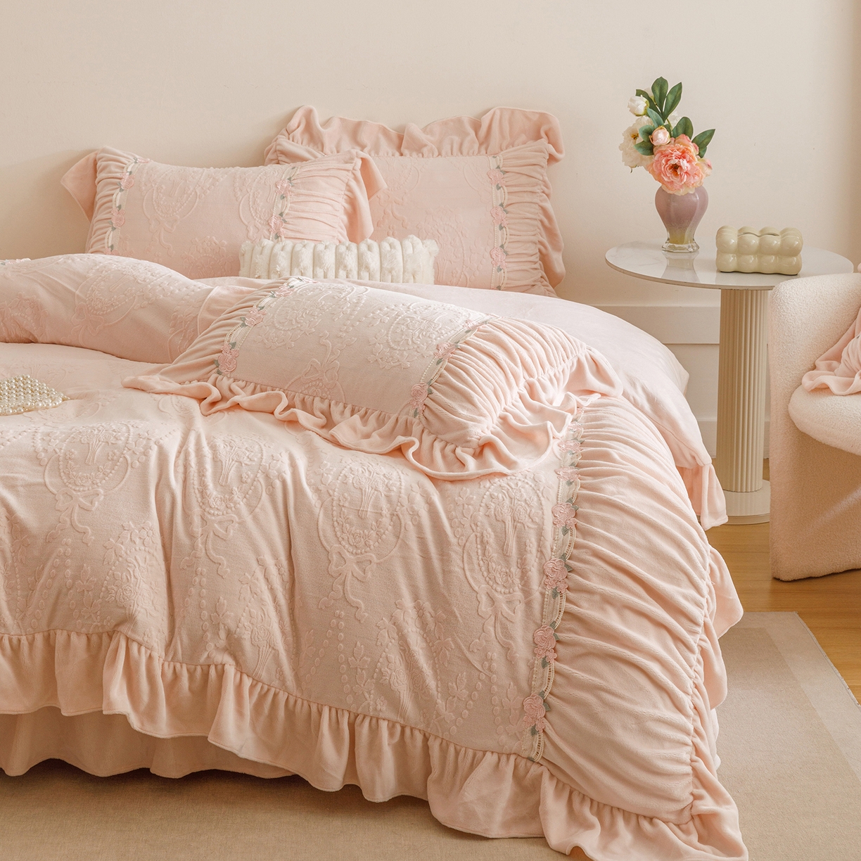 91家纺网 家纺一手货源 找家纺 （总）好儿喜家纺 2025新款雕花牛奶绒床裙款四件套—歌莉娅系列