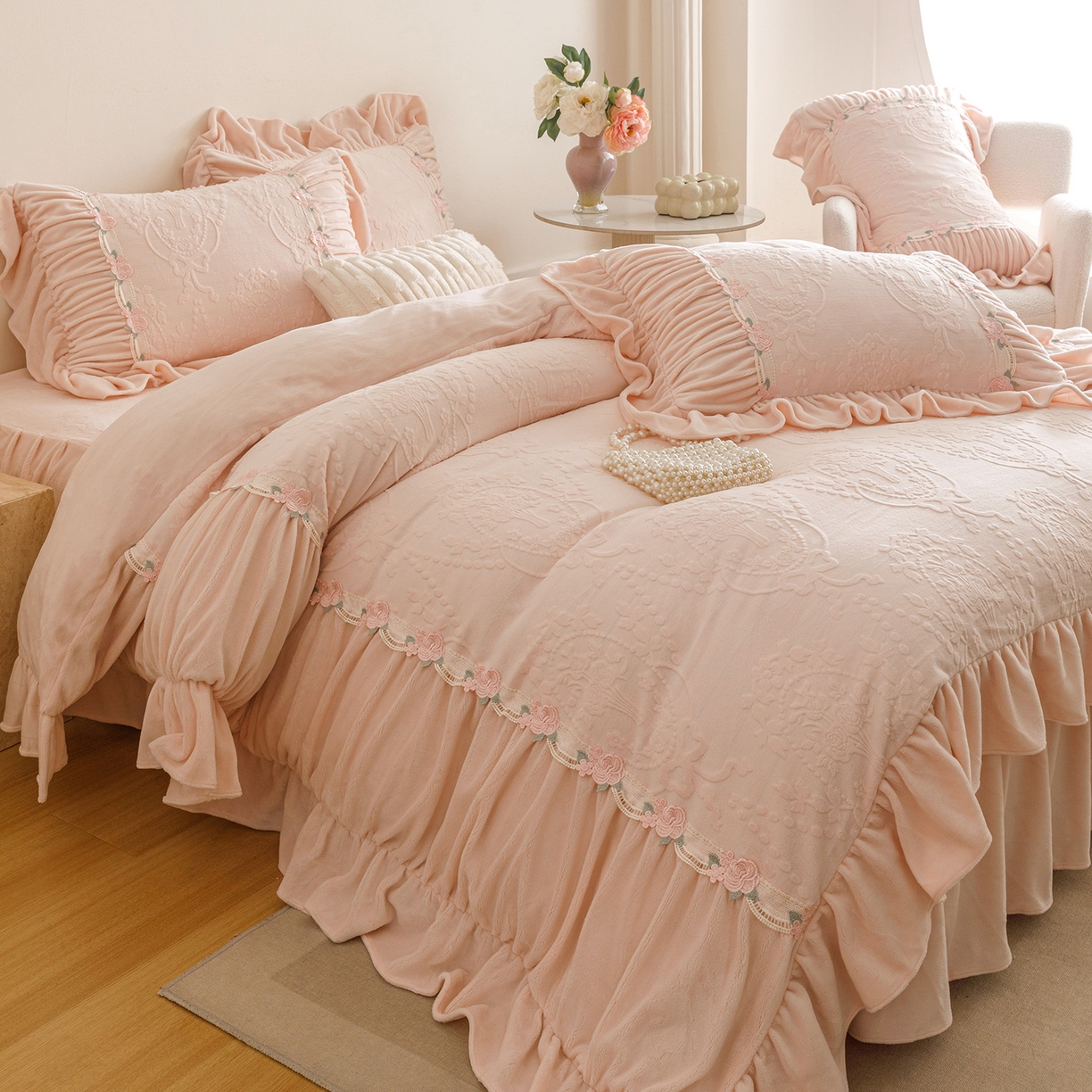 91家纺网 家纺一手货源 找家纺 （总）好儿喜家纺 2025新款雕花牛奶绒床裙款四件套—歌莉娅系列