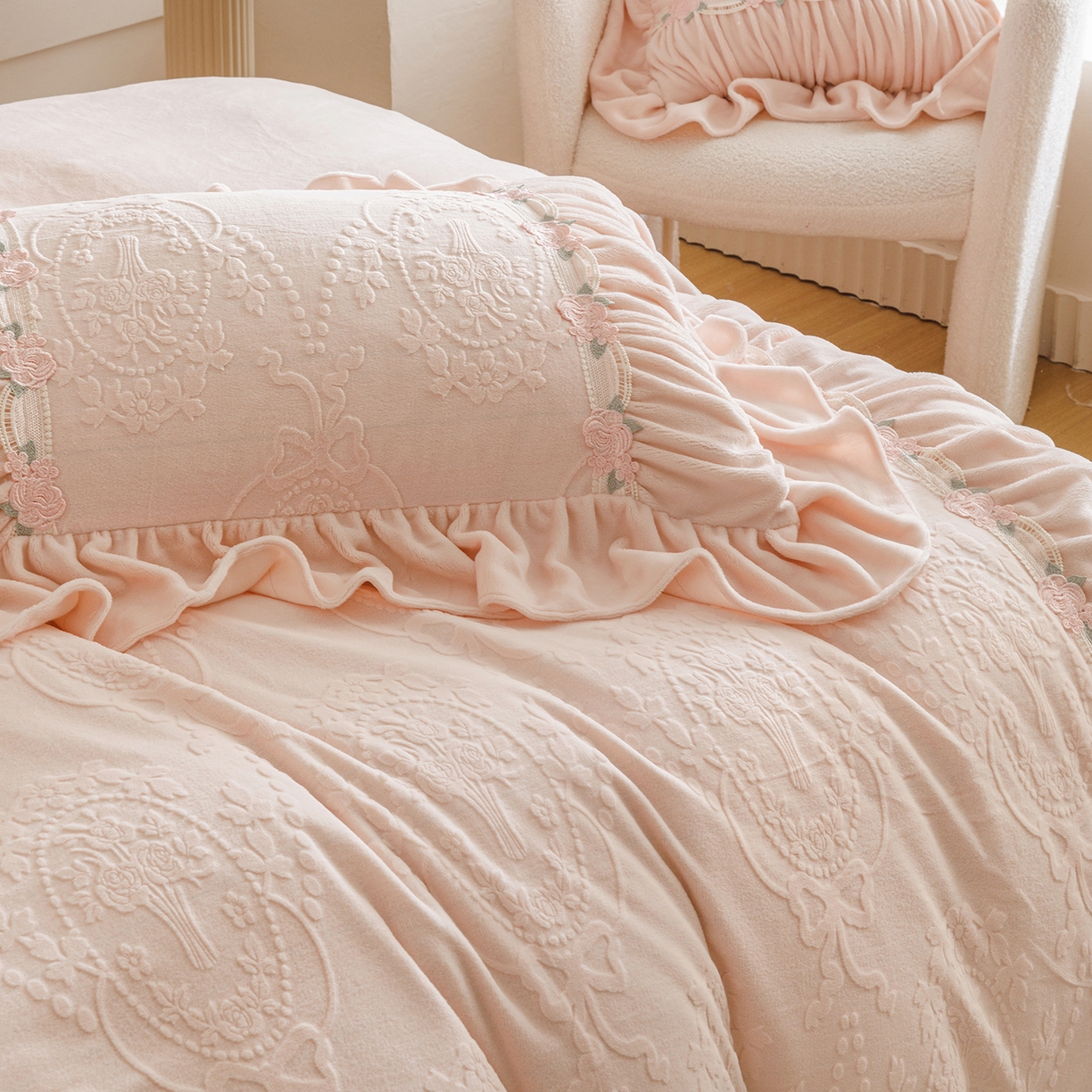 91家纺网 家纺一手货源 找家纺 （总）好儿喜家纺 2025新款雕花牛奶绒床裙款四件套—歌莉娅系列