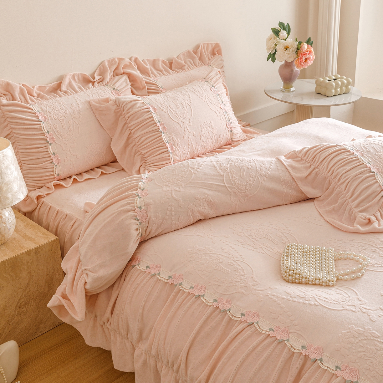 91家纺网 家纺一手货源 找家纺 （总）好儿喜家纺 2025新款雕花牛奶绒床裙款四件套—歌莉娅系列